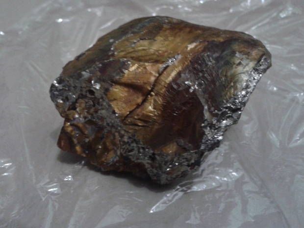 挖地基挖到一种矿石,什么石头?有辐射吗?值钱吗?属于稀有矿石或金属吗?