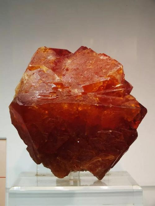 自然界中关于钨的矿物有20多种,主要用途是冶炼金属钨,白钨矿属于其中